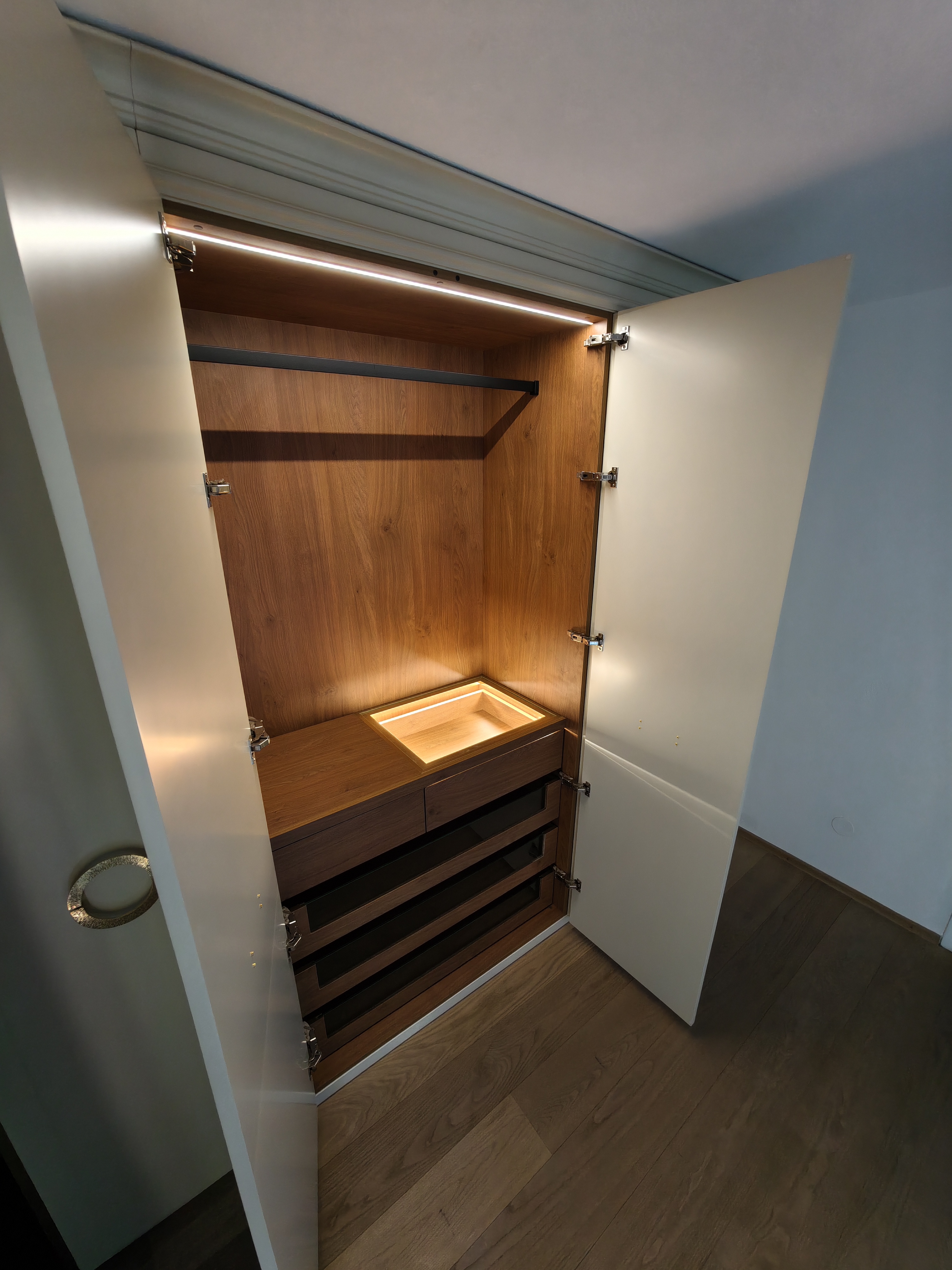 Kontrast aus beigen Fronten und Holz-Interieur