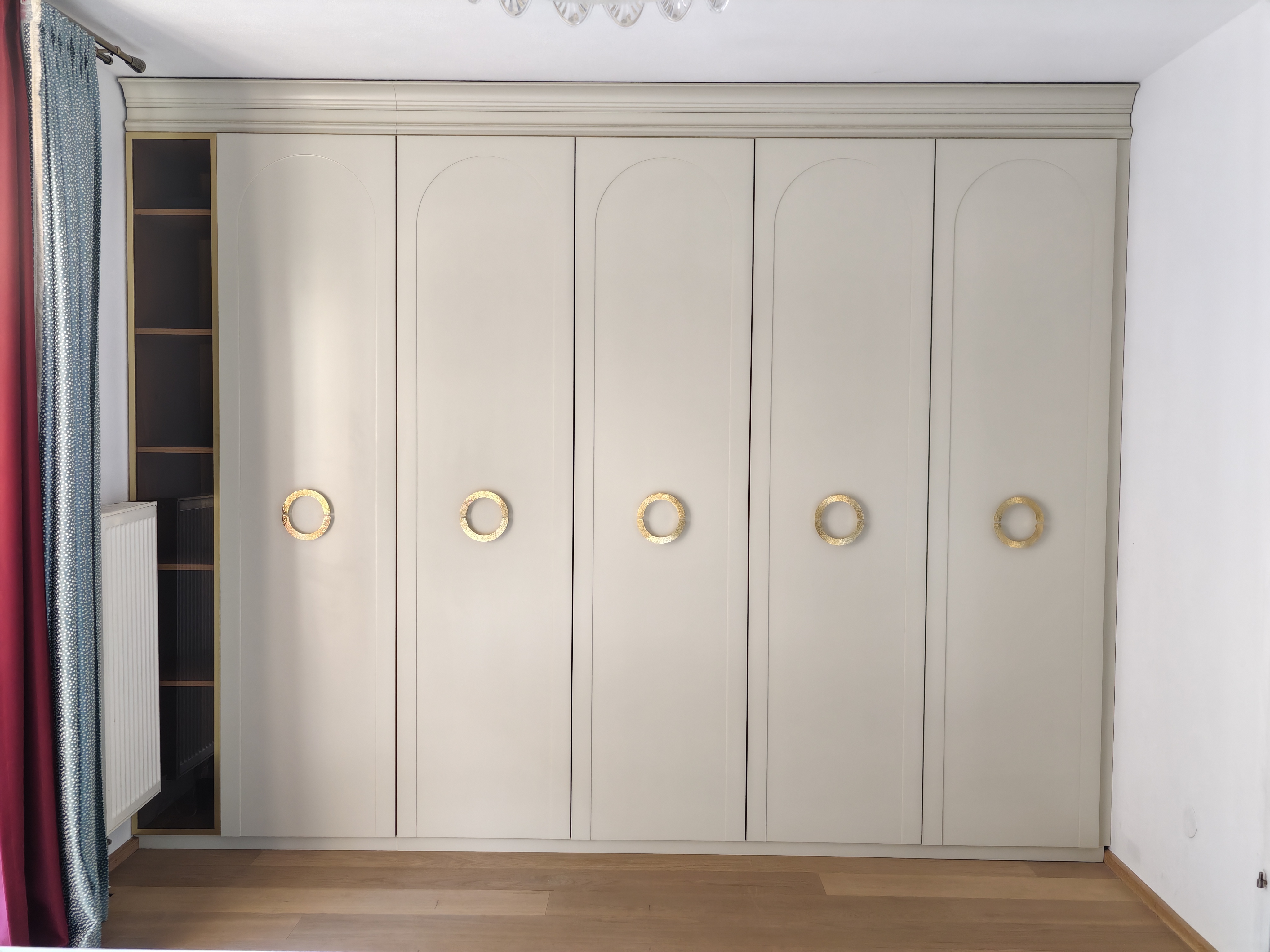 Innenaufteilung des Kleiderschranks in Holzoptik