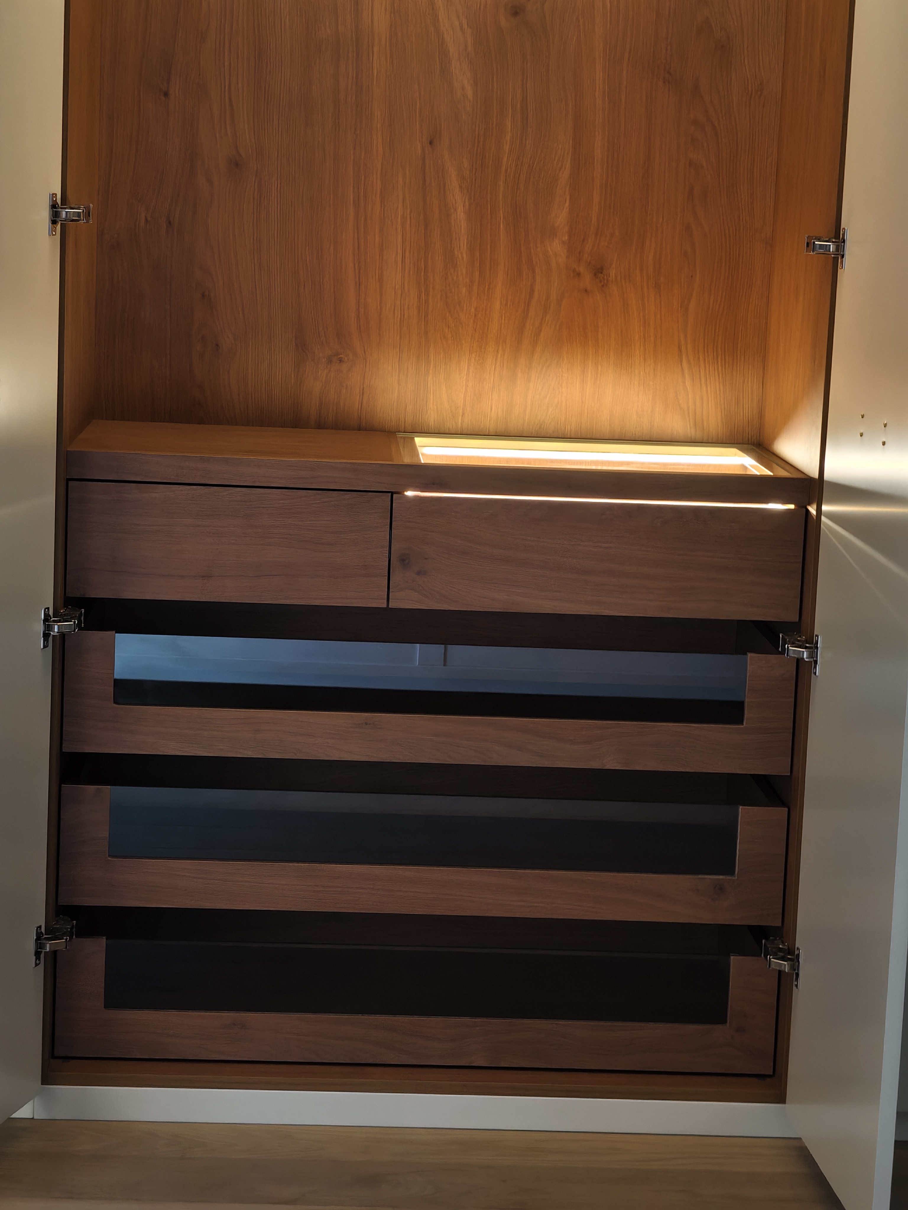 Geöffneter Schrank mit Innenleben in warmer Holzoptik
