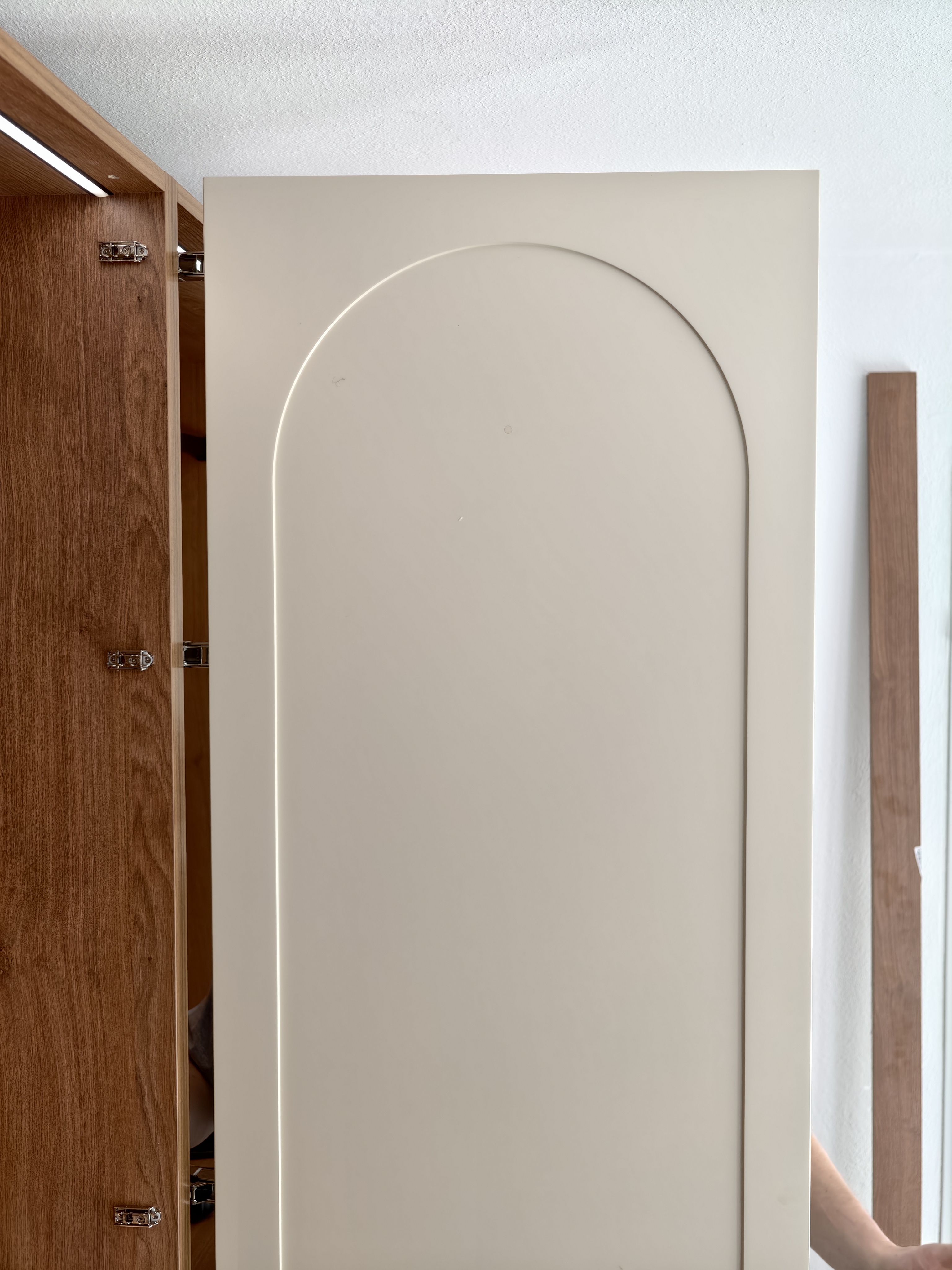 Matte Beige-Front mit klassischer Rahmenoptik