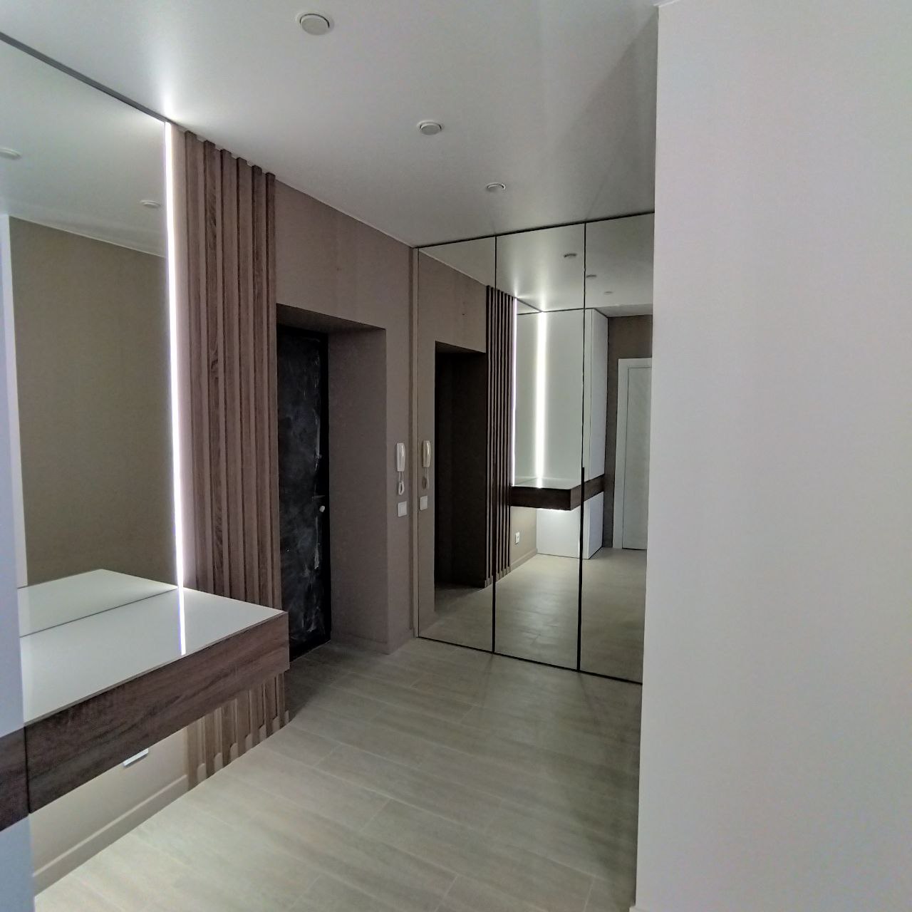 Einbauschrank passgenau in der Nische — nahtlose Optik