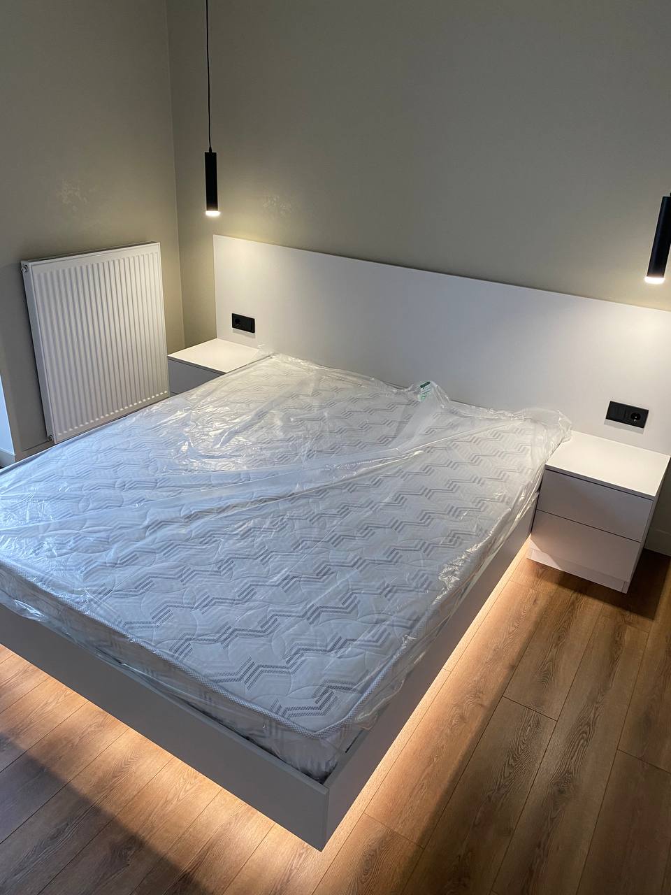 Badezimmerschrank mit präziser Anpassung an Sanitäranschlüsse