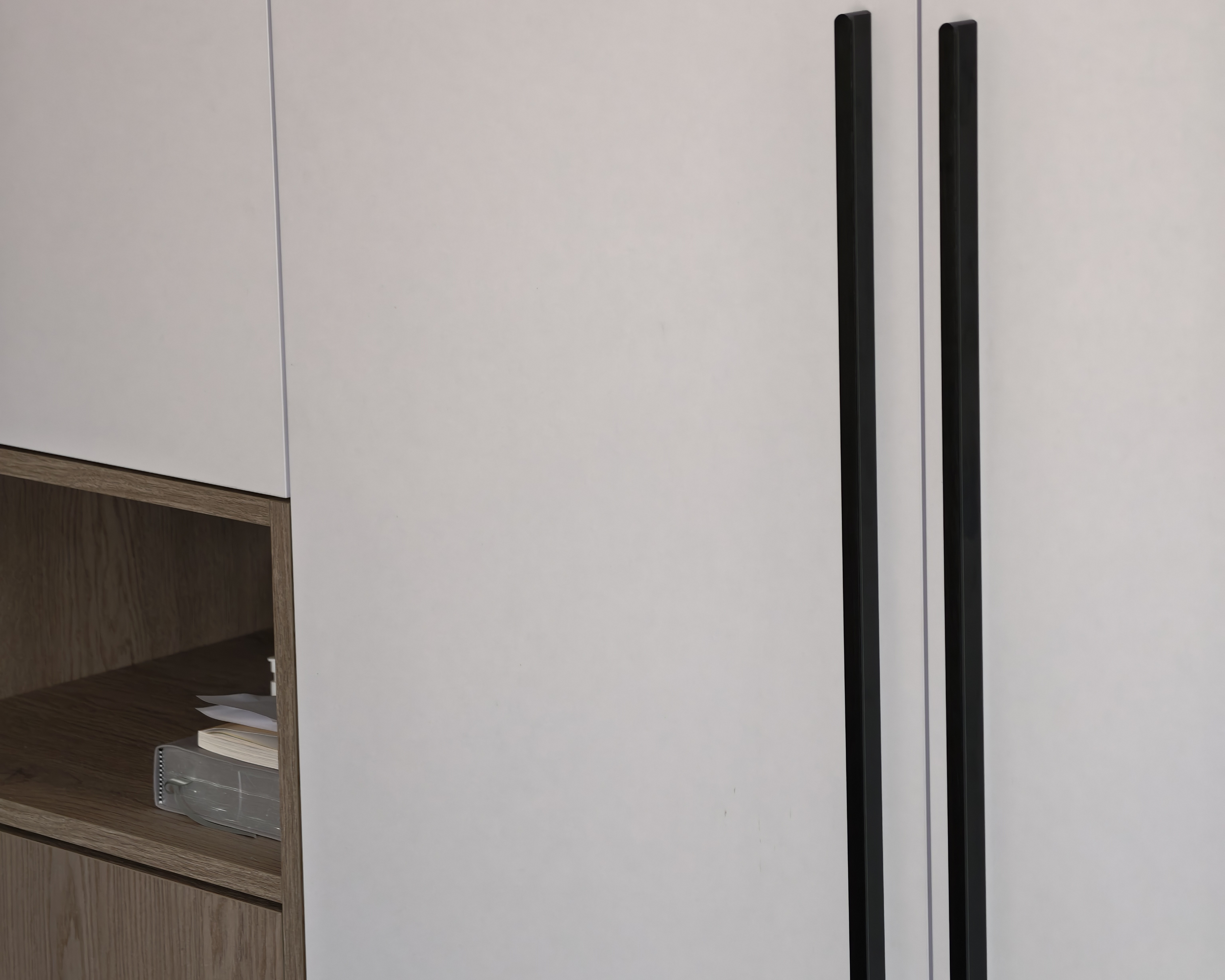 Monolithische weiße Oberfläche ohne sichtbare Griffe