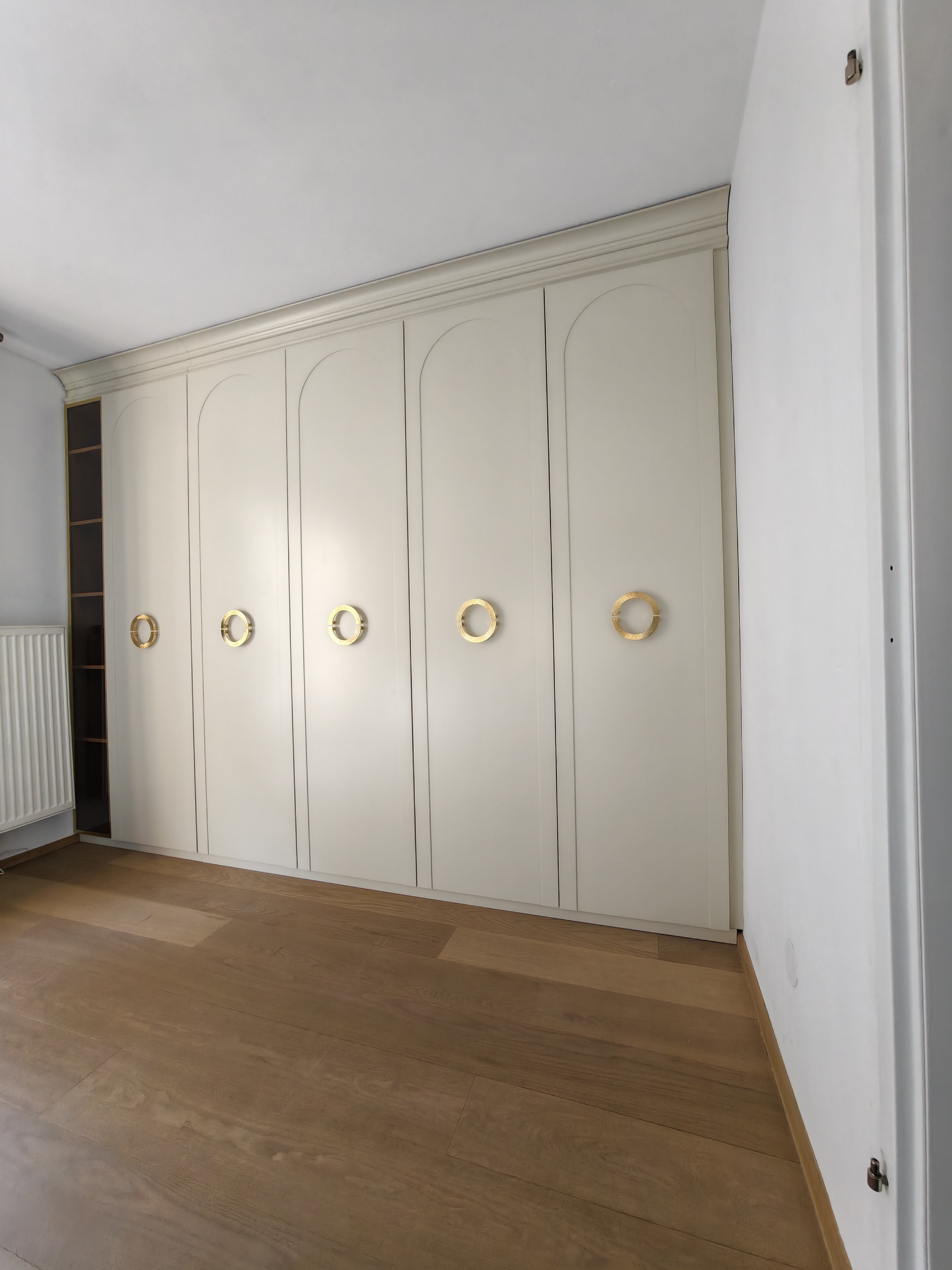 Kleiderschrank mit matt lackierten Fronten in Beige