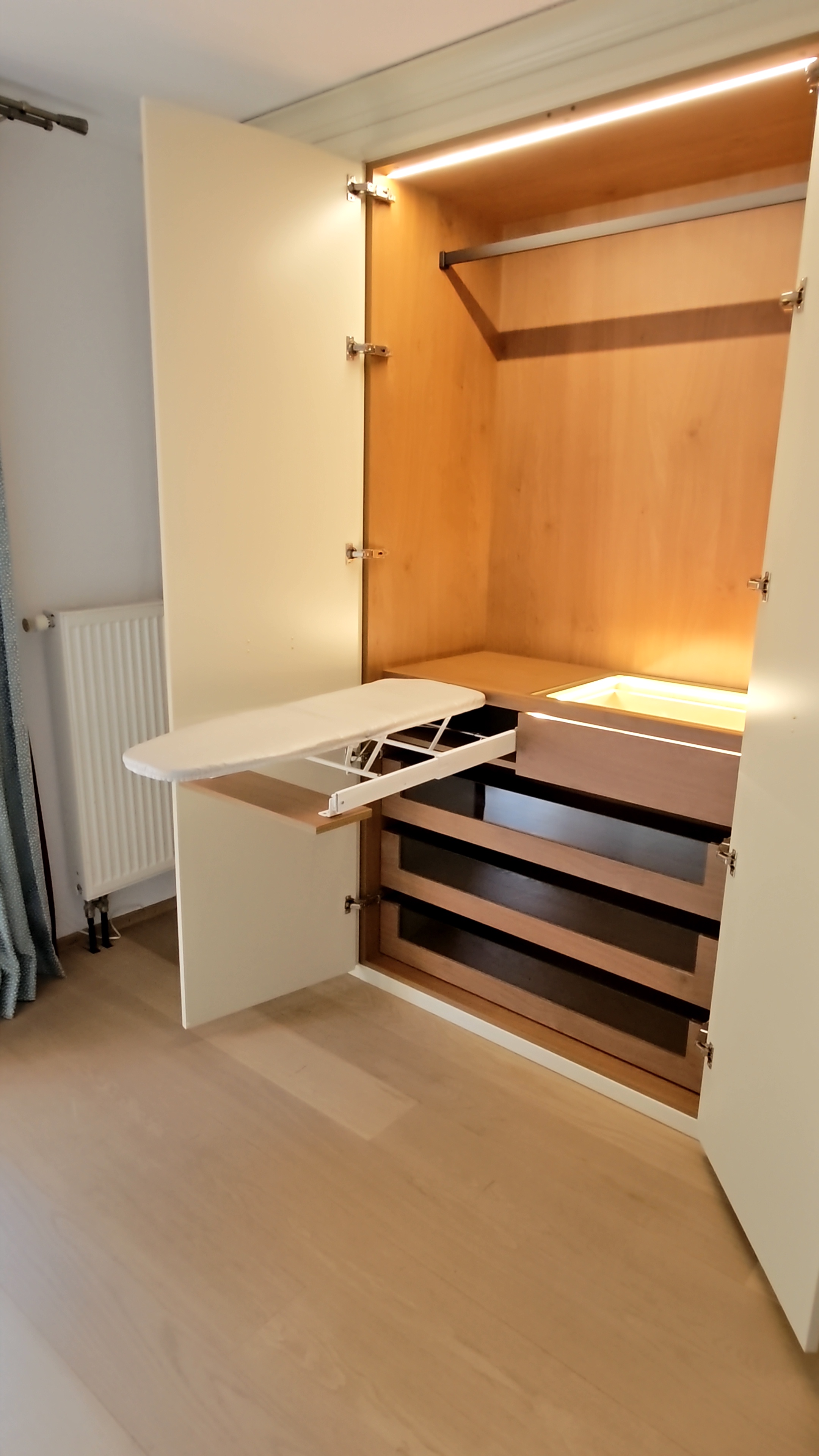 Griffdetail und Fräskante der Schrankfront