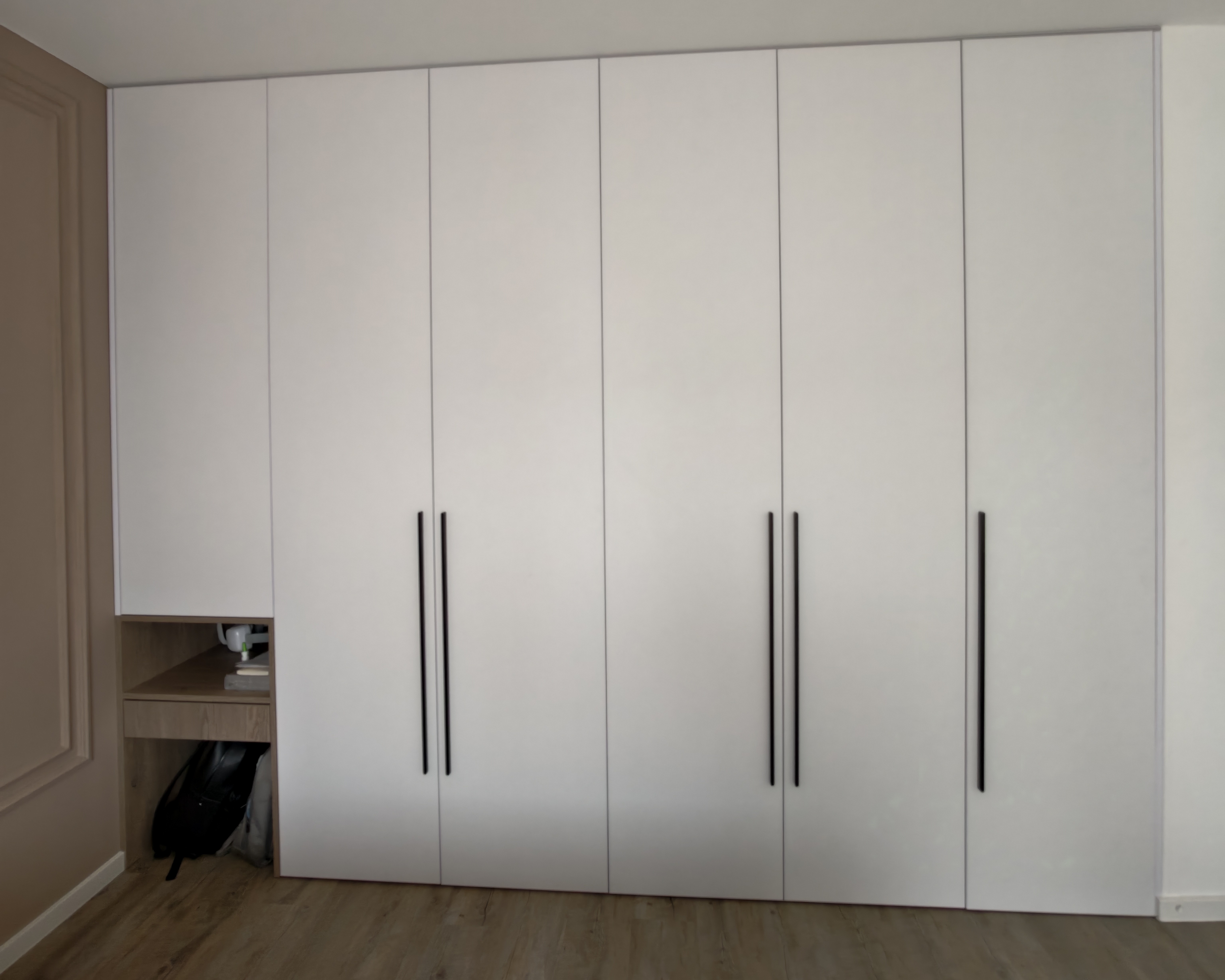Integrierte Bar mit Aluminiumrahmen und getöntem Glas
